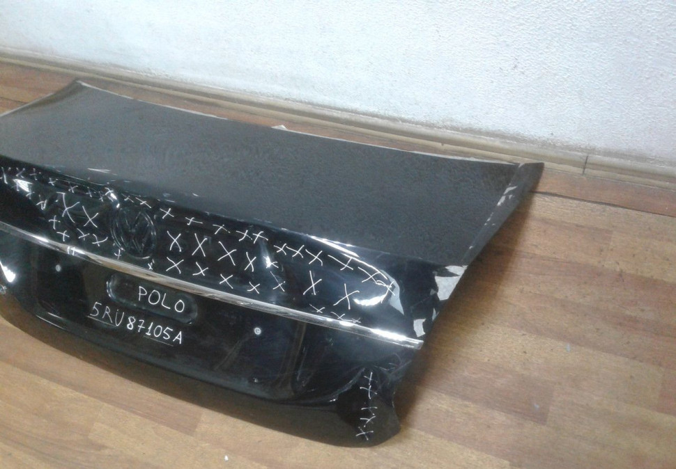 Крышка багажника Volkswagen Polo Sedan oem 6ru87105a (мал.вмятина) (скл-4) Крышка багажника Volkswagen Polo Sedan oem 6ru87105a (мал.вмятина) (скл-4)