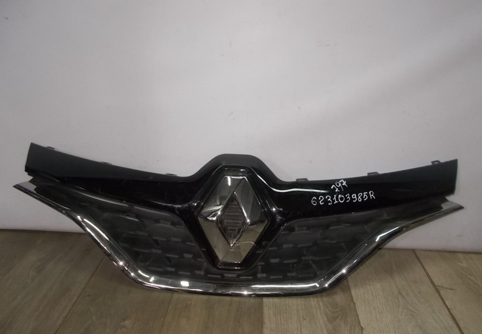 Решетка радиатора бу Renault Kaptur OEM 623103985R