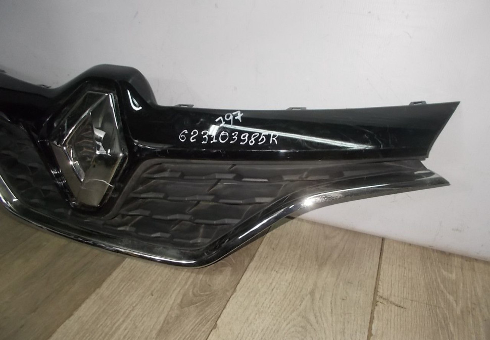 Решетка радиатора бу Renault Kaptur OEM 623103985R