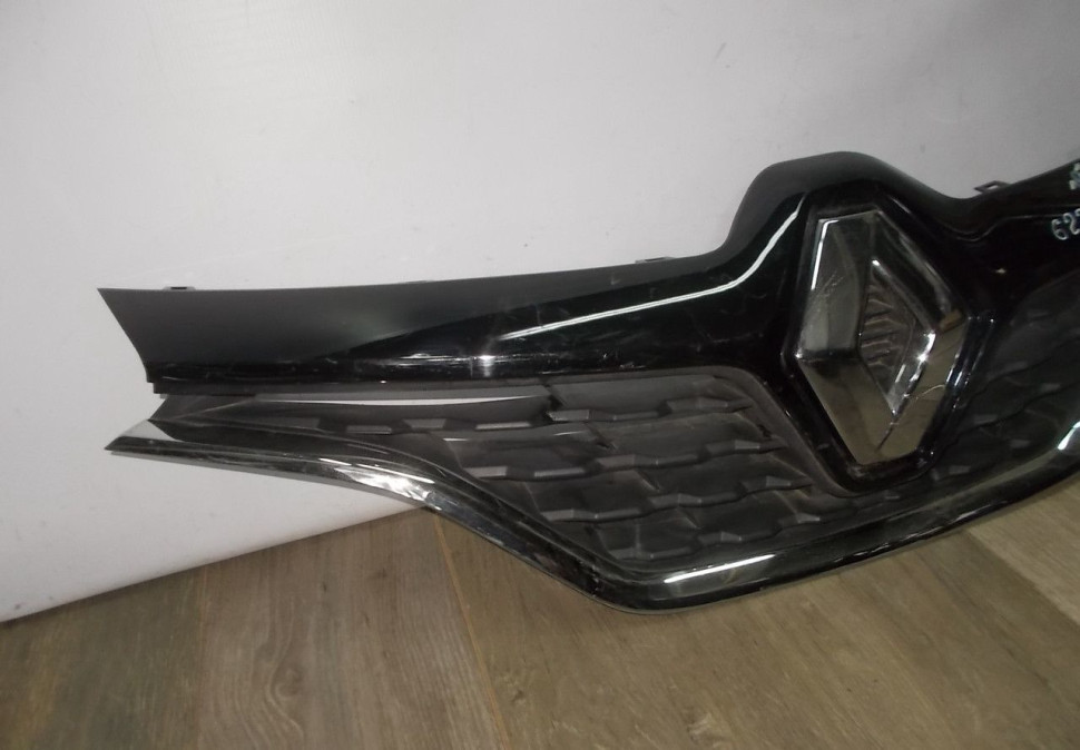 Решетка радиатора бу Renault Kaptur OEM 623103985R