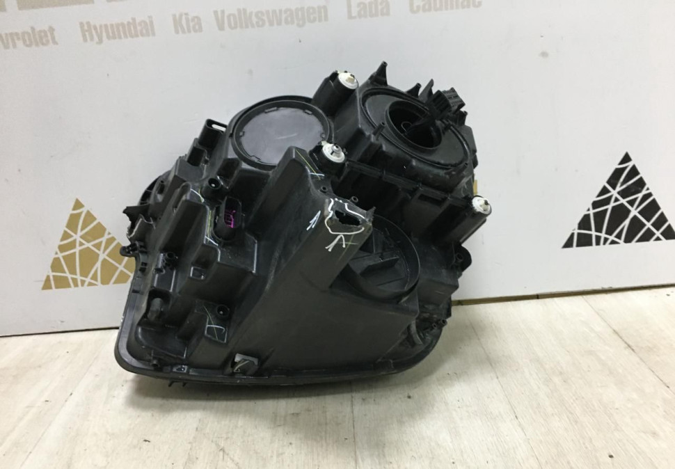 Фара правая LED Volkswagen Teramont 2017> oem 3CN941036B