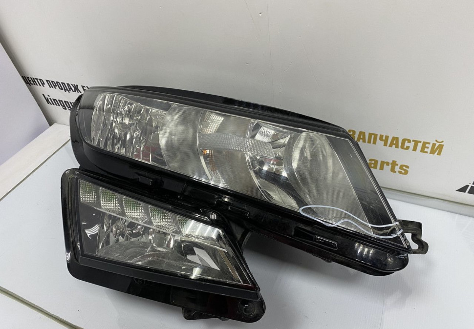 Фара галоген правая Skoda Kodiaq OEM 566941016B (скл-3)