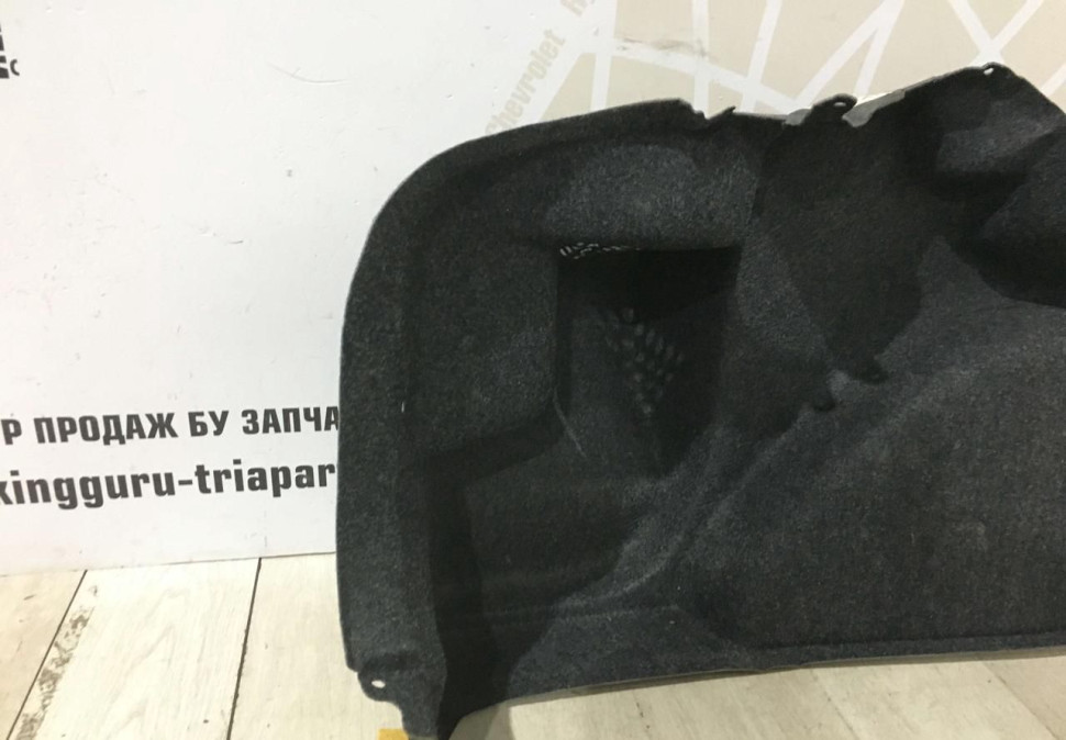 Обшивка багажника правая  Skoda Yeti OEM 5L6867428M