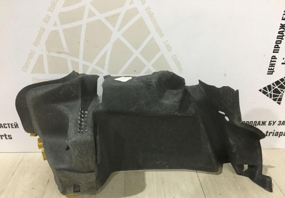 Обшивка багажника правая  Skoda Yeti OEM 5L6867428M