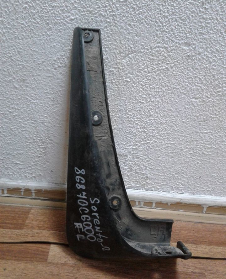 Брызговик передний левый Kia Sorento 3 (14>) oem 86870c6000 Брызговик передний левый Kia Sorento 3 (14>) oem 86870c6000