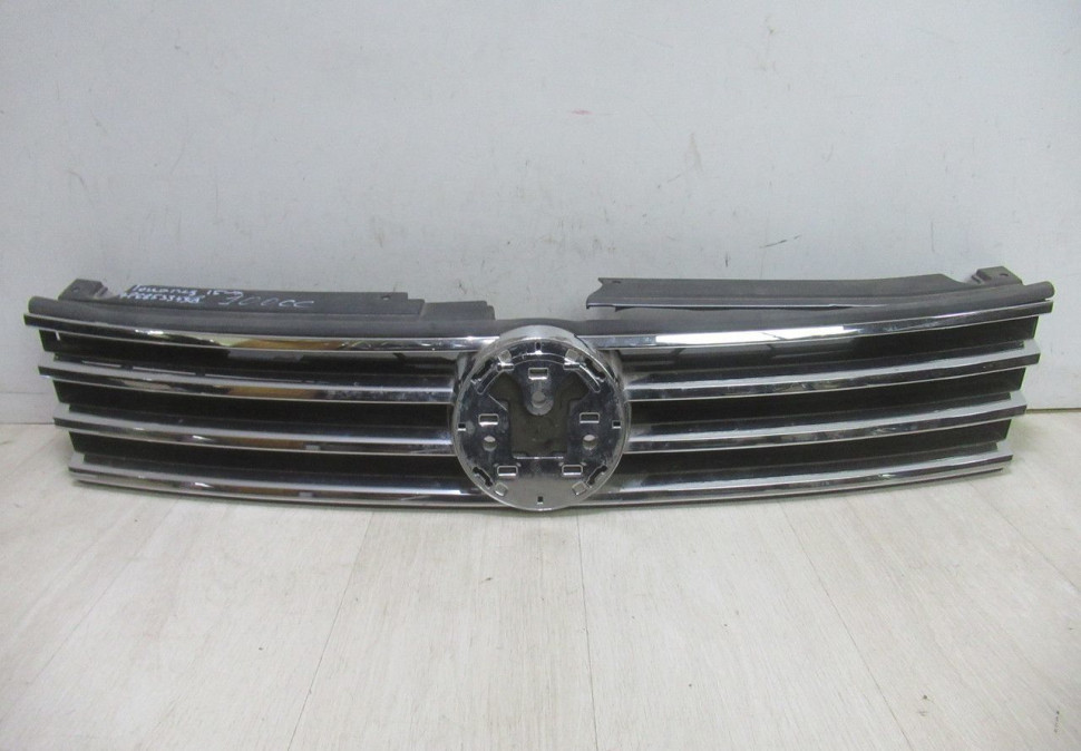 Решетка радиатора Volkswagen Touareg NF (14>) oem 7P6853653d