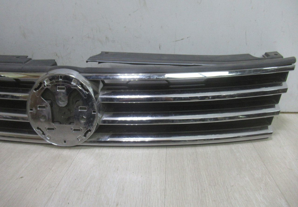 Решетка радиатора Volkswagen Touareg NF (14>) oem 7P6853653d Решетка радиатора Volkswagen Touareg NF (14>) oem 7P6853653d