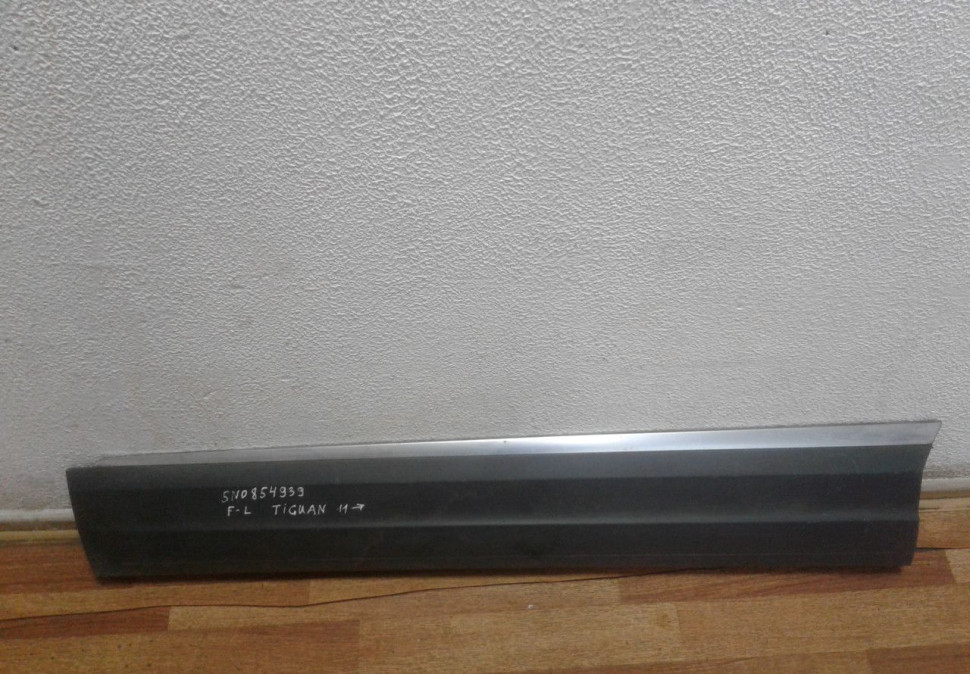 Молдинг двери передний левый Volkswagen Tiguan (11>) oem 5N0854939