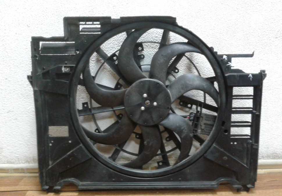 Диффузор с вентилятором Jaguar F-Pace (слом.часть) oem hk83-8c607-ae