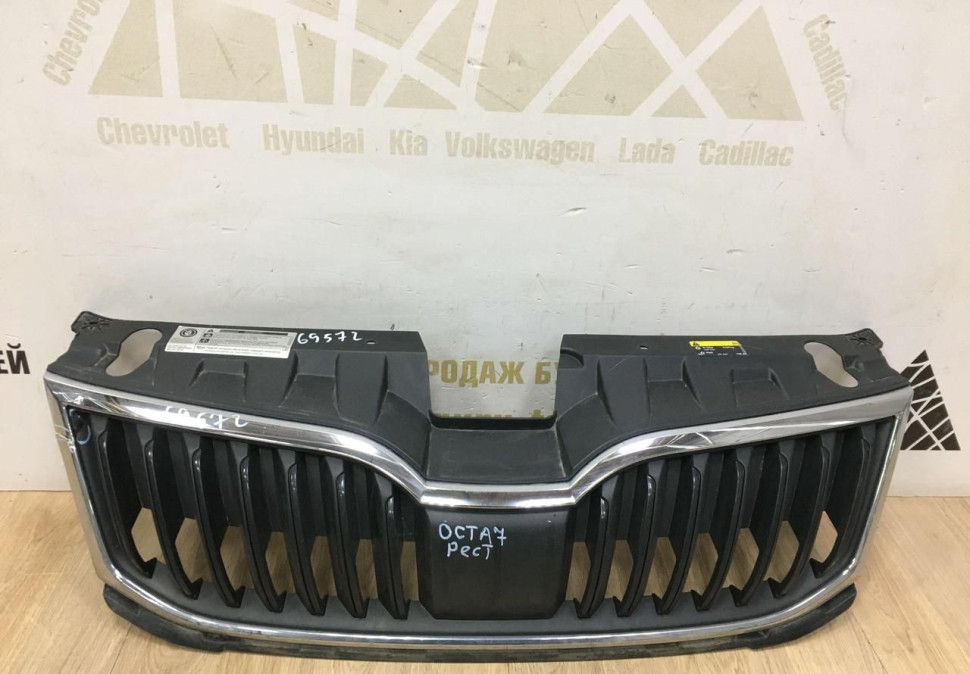 Решетка радиатора Skoda Octavia A7 рестайлинг 2017 OEM 5E0853653A