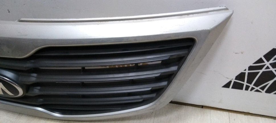 Решетка радиатора Kia Sportage 3 дорест 10-13 oem 863513W000 (Скл-3)
