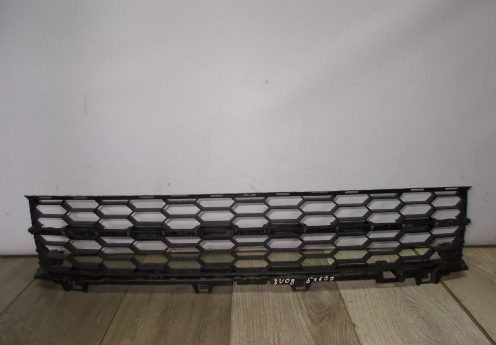 Решетка переднего бампера бу Skoda Superb 3 OEM 3V0853677