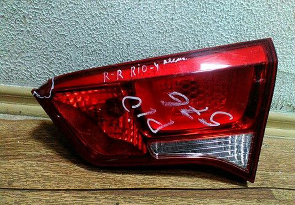 Фонарь правый внутренний Kia Rio 4 седан рестайл скол на стекле oem 924044x500