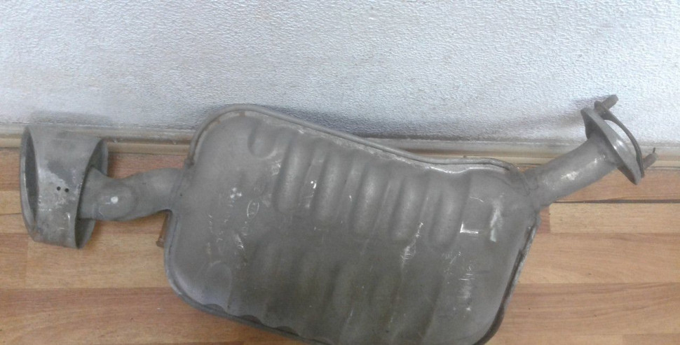 Глушитель левый Hyundai i40 oem 287103Z250 (вмятина) (скл-3) Глушитель левый Hyundai i40 oem 287103Z250 (вмятина) (скл-3)