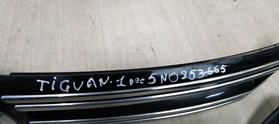 Решетка радиатора Volkswagen Tiguan (11>) oem 5n0853665