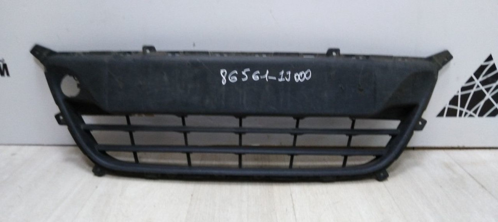 Решетка в бампер Hyundai i20 2008-2014 oem 865611j000