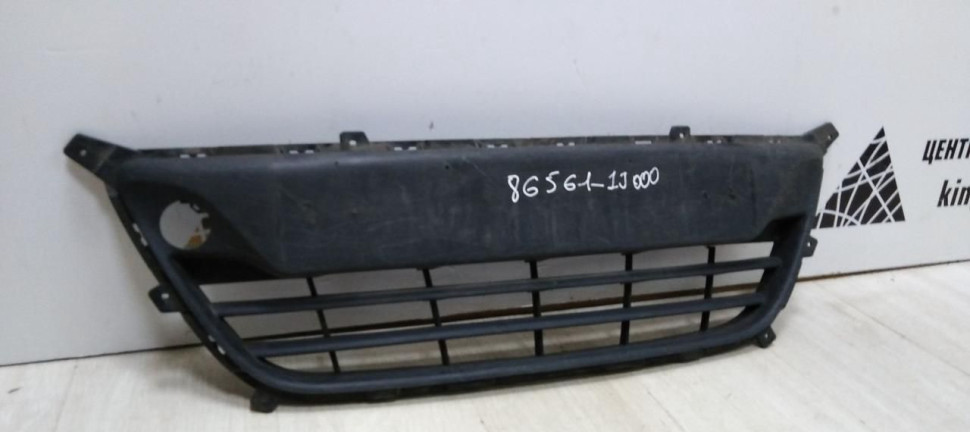 Решетка в бампер Hyundai i20 2008-2014 oem 865611j000