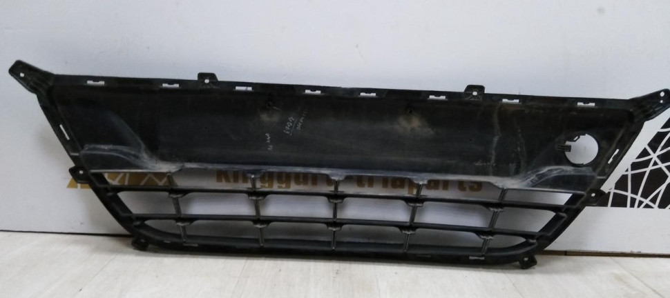 Решетка в бампер Hyundai i20 2008-2014 oem 865611j000