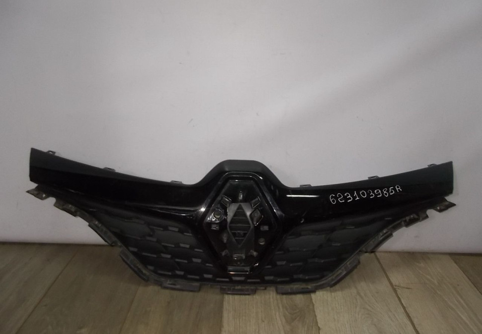 Решетка радиатора бу Renault Kaptur OEM 623103985R