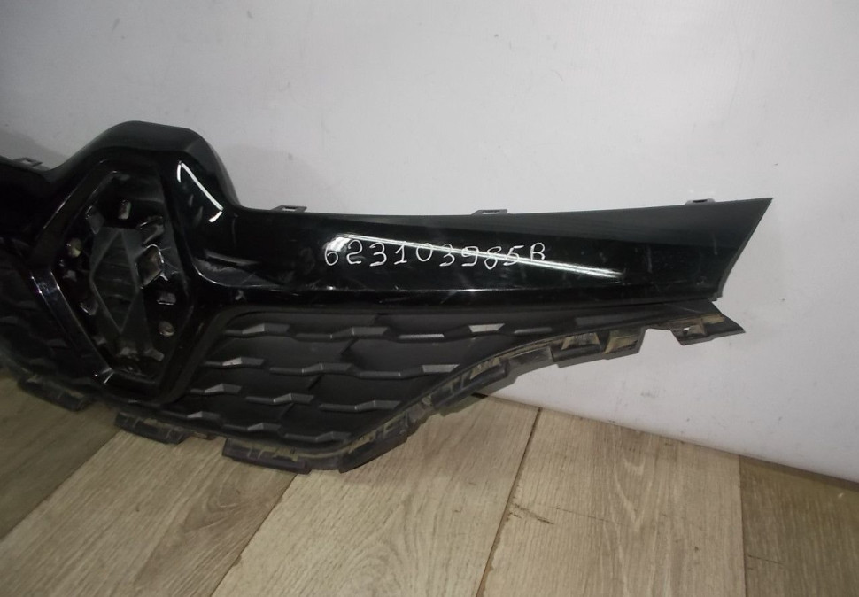 Решетка радиатора бу Renault Kaptur OEM 623103985R