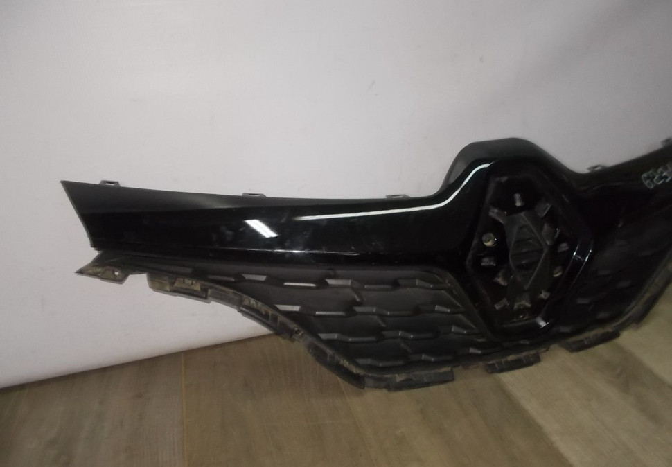 Решетка радиатора бу Renault Kaptur OEM 623103985R