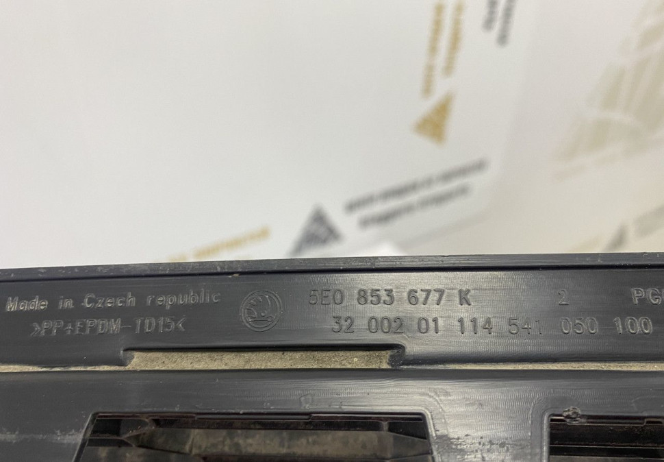 Решетка переднего бампера Skoda Octavia A7 рестайлинг OEM 5E0853677K (скл-3) Решетка переднего бампера Skoda Octavia A7 рестайлинг OEM 5E0853677K (скл-3)