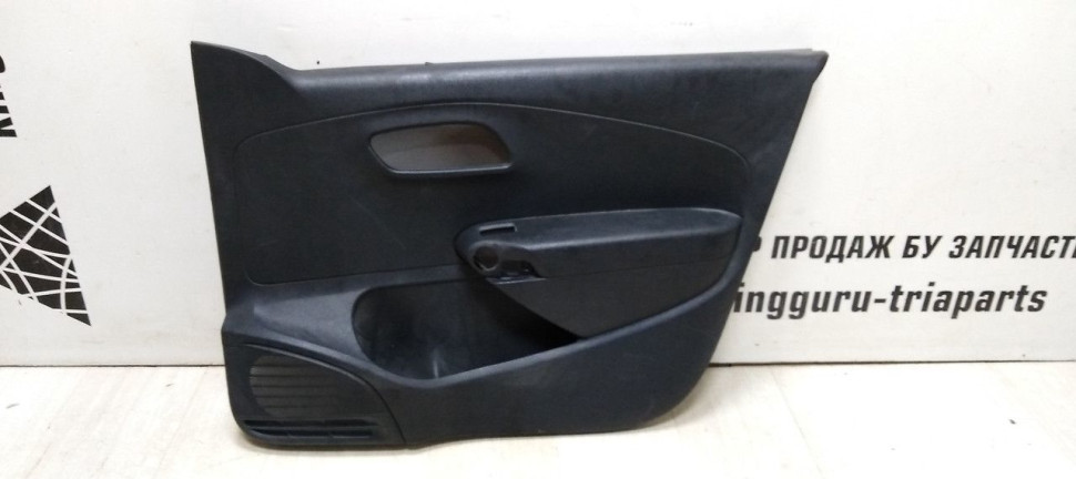 Обшивка двери передняя правая Volkswagen Polo 5 Sedan (09-20) oem 6RU867010