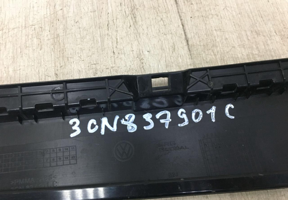 Накладка двери передний левый Volkswagen Teramont OEM 3CN837901C Накладка двери передний левый Volkswagen Teramont OEM 3CN837901C