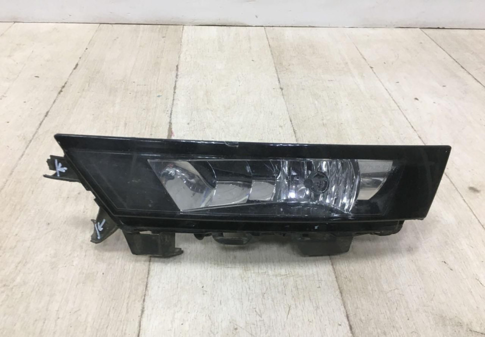 Фара противотуманная левая Skoda Rapid рестайлинг OEM 5JA941699D