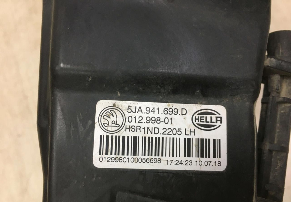 Фара противотуманная левая Skoda Rapid рестайлинг OEM 5JA941699D Фара противотуманная левая Skoda Rapid рестайлинг OEM 5JA941699D