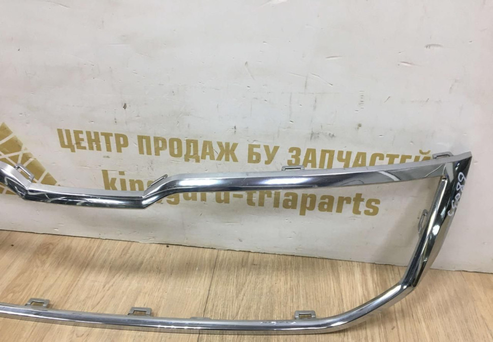 Молдинг решетки радиатора Skoda Karoq OEM 57A853761