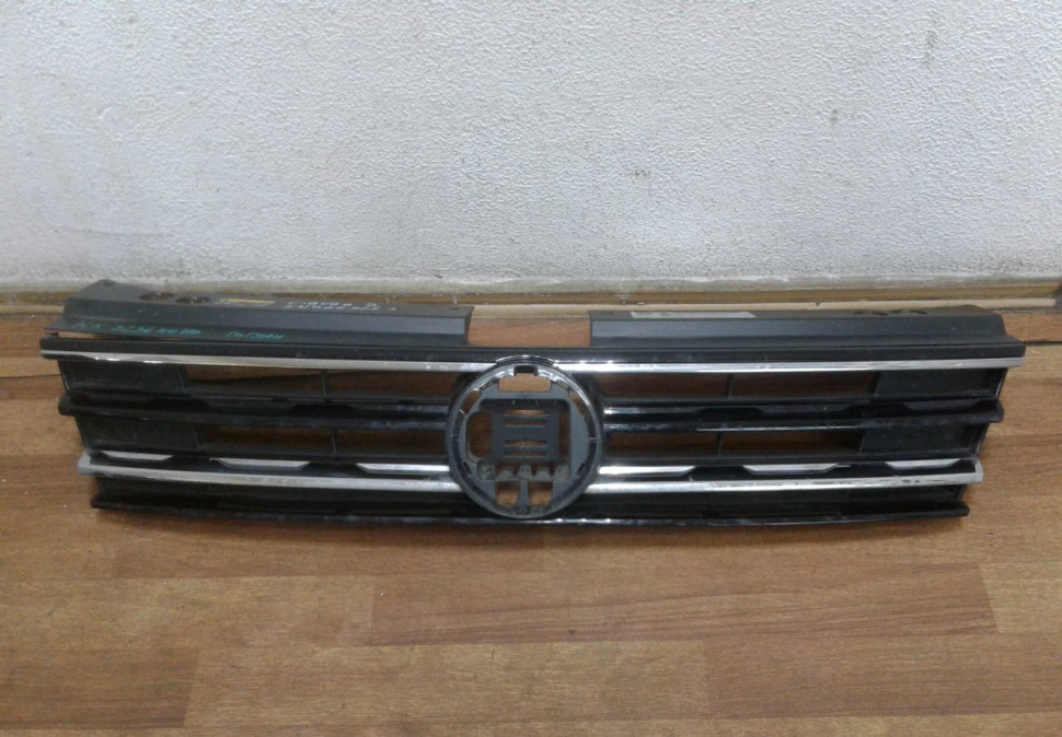 Решетка радиатора Volkswagen Tiguan 2 oem 5na853653 (трещина)