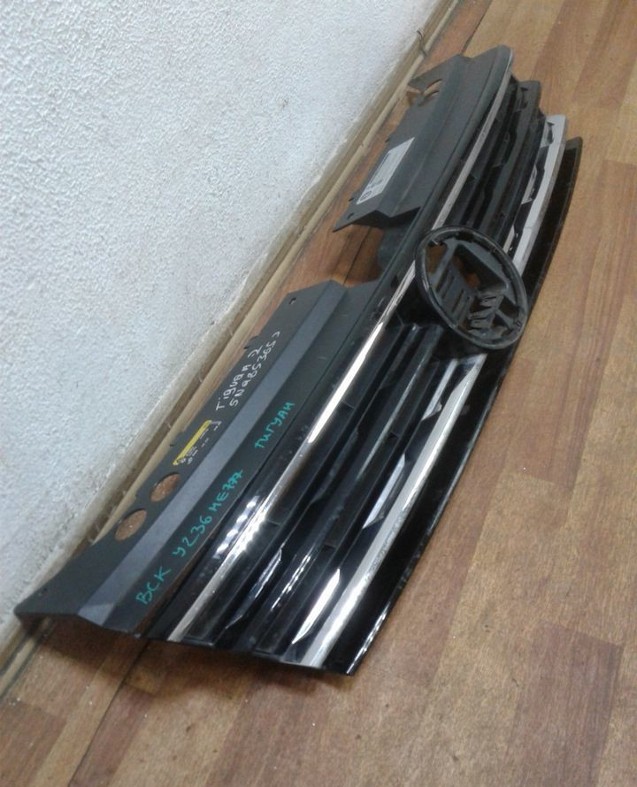 Решетка радиатора Volkswagen Tiguan 2 oem 5na853653 (трещина)