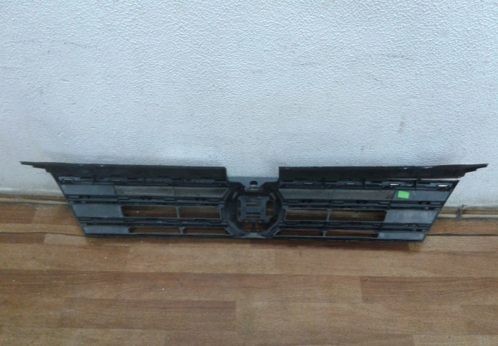 Решетка радиатора Volkswagen Tiguan 2 oem 5na853653 (трещина)