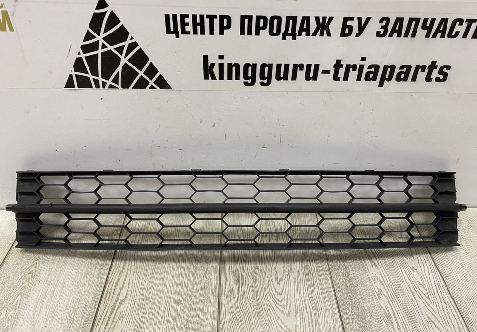 Решетка переднего бампера Skoda Rapid OEM 60U853677A