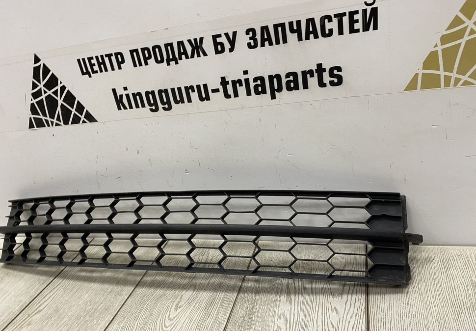 Решетка переднего бампера Skoda Rapid OEM 60U853677A