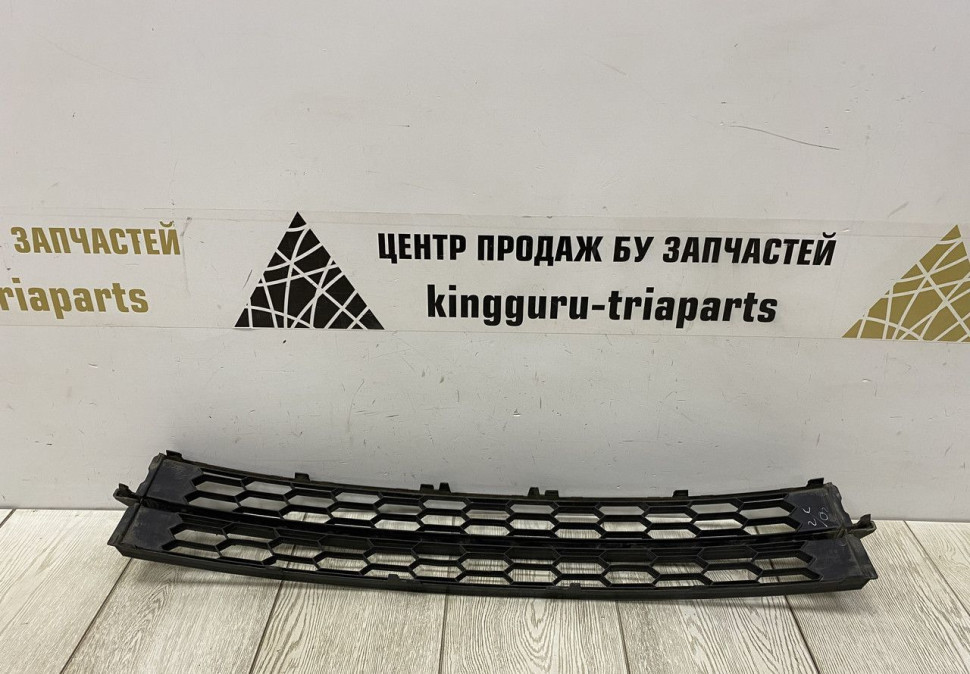 Решетка переднего бампера Skoda Rapid OEM 60U853677A