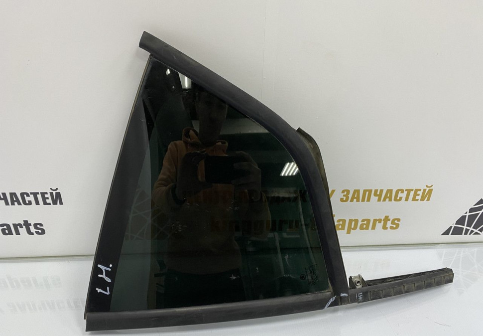 Стекло глухое задней левой двери Skoda Octavia A7 (2016) OEM 5E5845213