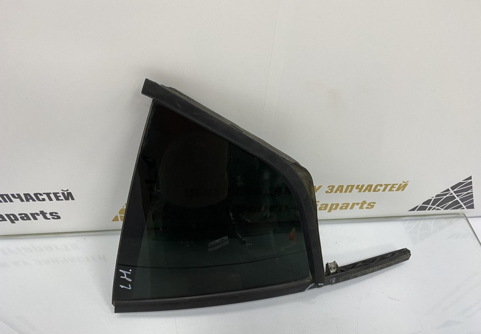 Стекло глухое задней левой двери Skoda Octavia A7 (2016) OEM 5E5845213