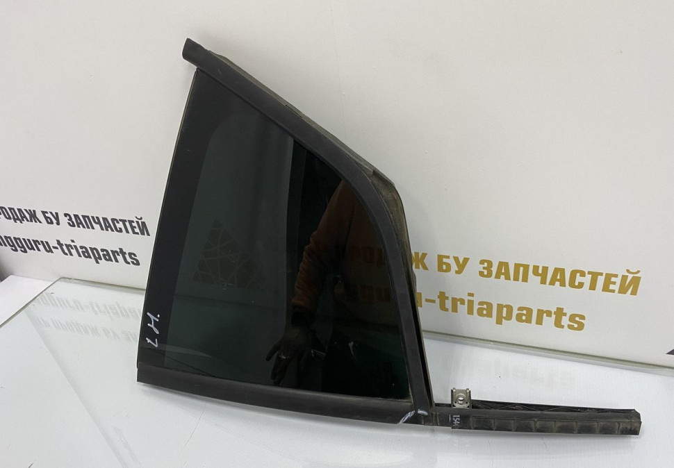Стекло глухое задней левой двери Skoda Octavia A7 (2016) OEM 5E5845213