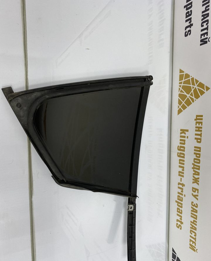 Стекло глухое задней левой двери Skoda Octavia A7 (2016) OEM 5E5845213