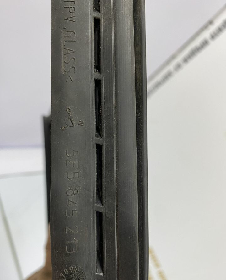Стекло глухое задней левой двери Skoda Octavia A7 (2016) OEM 5E5845213