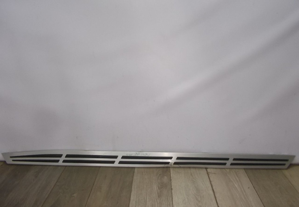 Накладка правого порога алюминиевая бу BMW X5 G05 OEM 51777467908 Накладка правого порога алюминиевая бу BMW X5 G05 OEM 51777467908