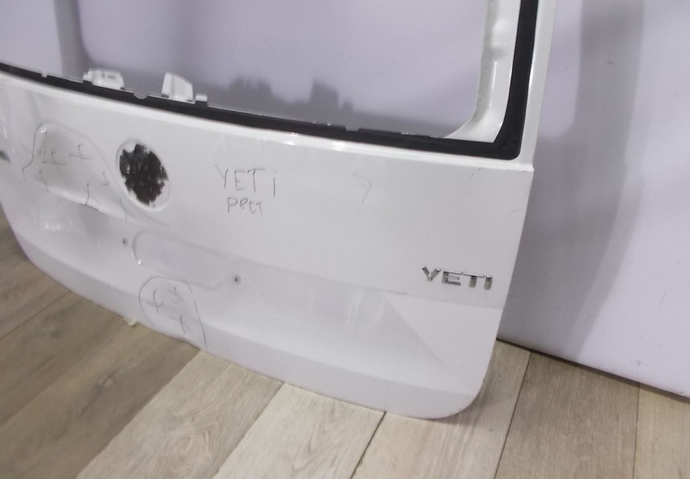 Крышка багажника бу Skoda Yeti рестайлинг OEM 5L6827025F Крышка багажника бу Skoda Yeti рестайлинг OEM 5L6827025F