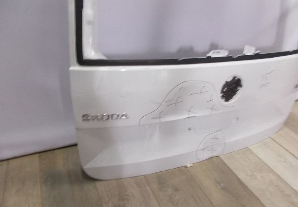 Крышка багажника бу Skoda Yeti рестайлинг OEM 5L6827025F Крышка багажника бу Skoda Yeti рестайлинг OEM 5L6827025F