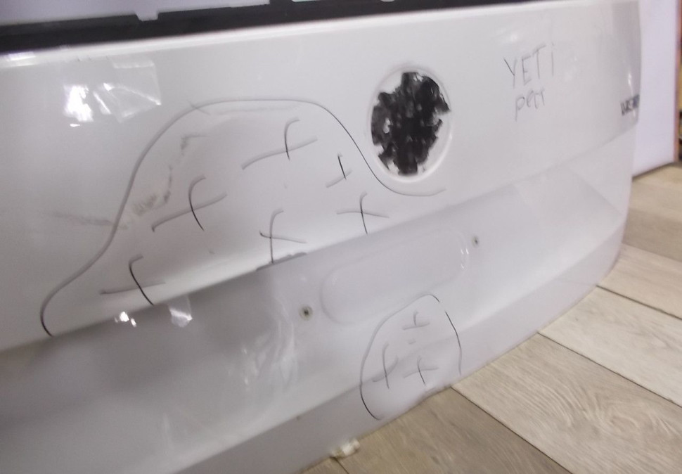 Крышка багажника бу Skoda Yeti рестайлинг OEM 5L6827025F Крышка багажника бу Skoda Yeti рестайлинг OEM 5L6827025F