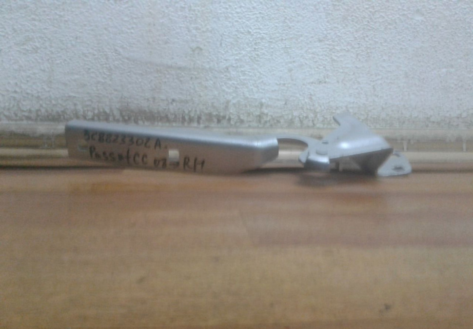 Петля капота правая Volkswagen Passat B8 (15) oem 3g0823302