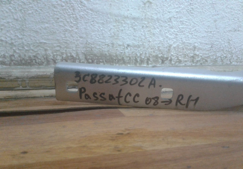 Петля капота правая Volkswagen Passat B8 (15) oem 3g0823302