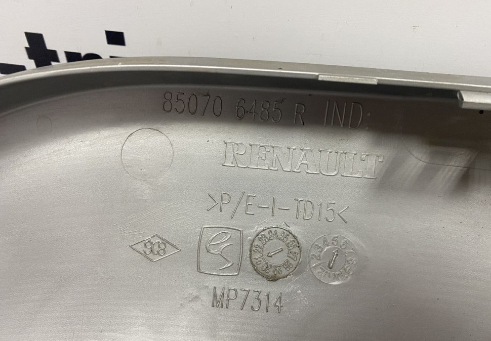 Накладка заднего бампера нижняя Renault Kaptur OEM 850706485R Накладка заднего бампера нижняя Renault Kaptur OEM 850706485R
