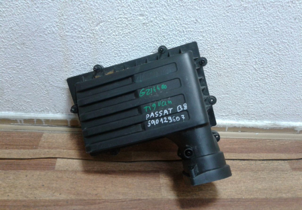 Крышка корпуса воздушного фильтра Volkswagen Passat B8 (15>) oem 5q0129607